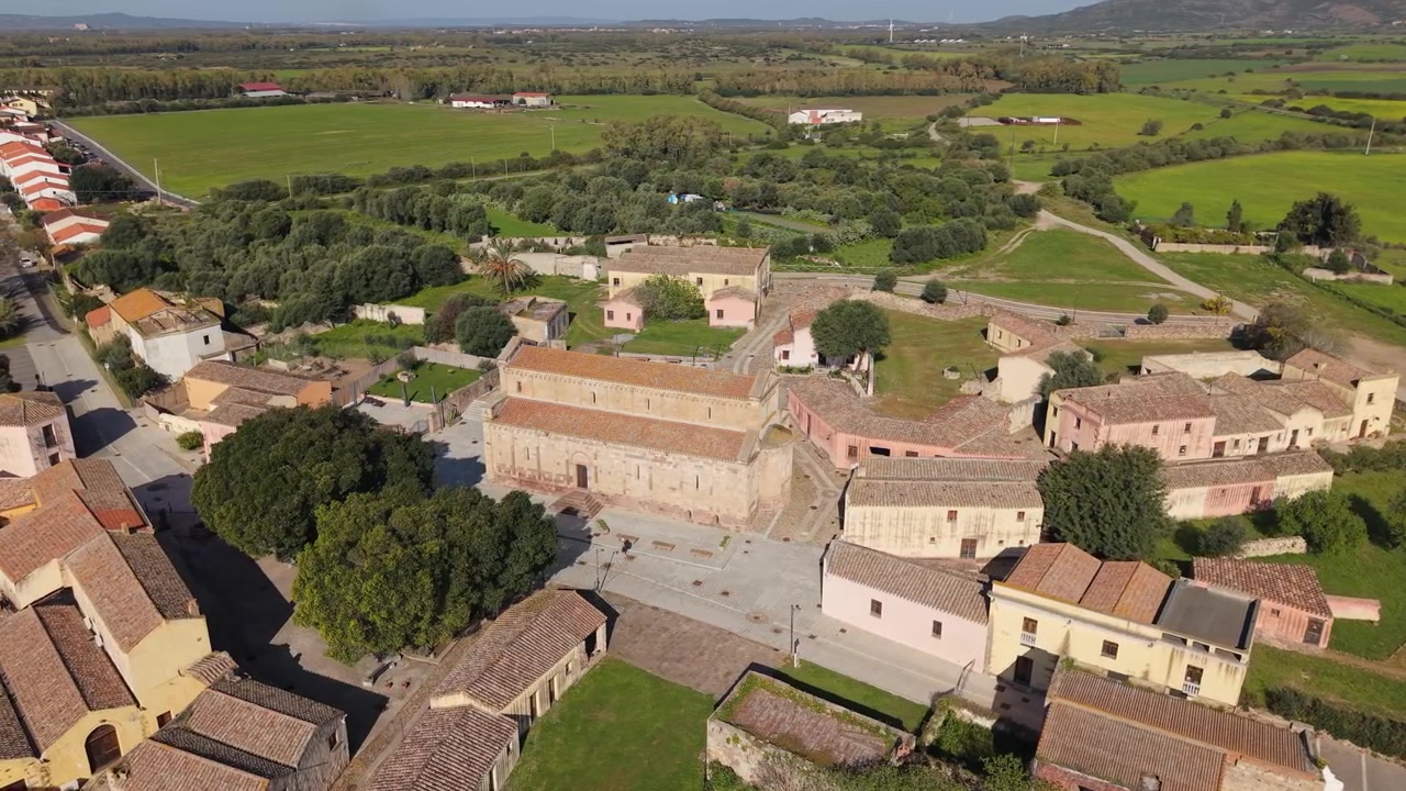Cattedrale di Santa Maria di Monserrato e la città fantasma di Tratalias Vecchia, Sulcis Iglesiente, Italia. - ripresa aerea.