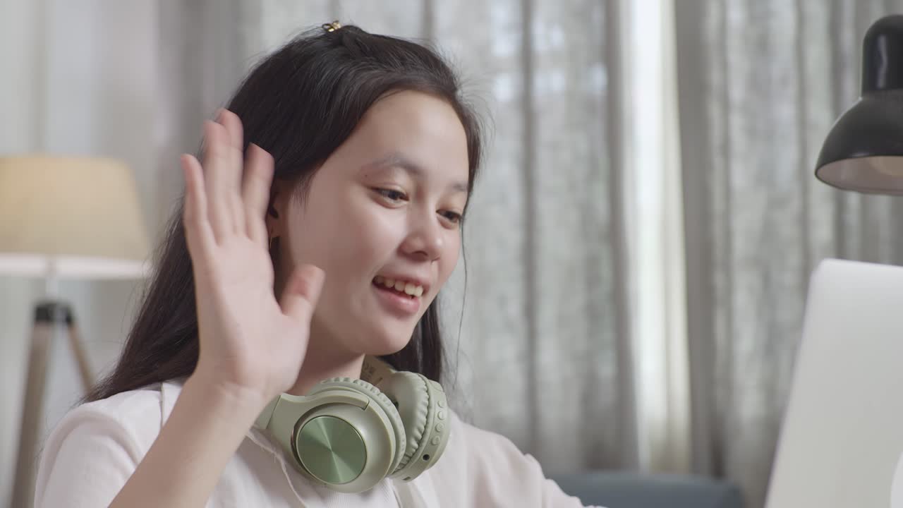 온라인으로 공부하는 십대 소녀