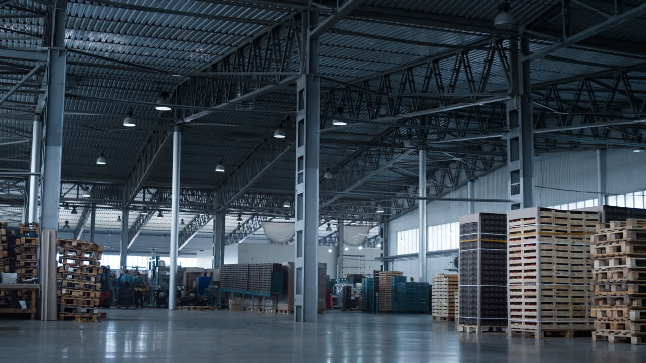 Nessuno nel magazzino di fabbrica: logistica complessa di distribuzione dei pacchi