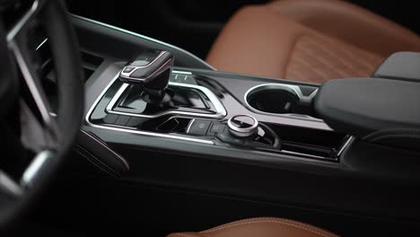 car-gear-shift-lever,-modern-car-interior,-maxus-D90,-Close-up-of-the-automatic-gearbox