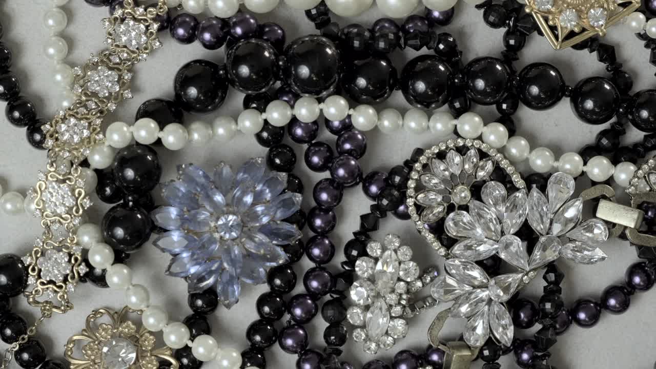 hermosas joyas de moda y vintage con piedras preciosas brillantes, perlas y diamantes para mujeres