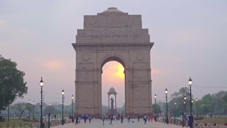 Hermoso-Amanecer-En-La-Histórica-Y-Famosa-Puerta-De-La-India-En-El-Camino-De-Kartavya-Con-Turistas-Y-Lugareños-Disfrutando-De-La-Vista,-Nueva-Delhi,-India