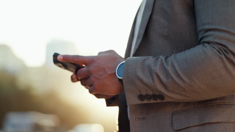 hombre de negocios, teléfono y manos escribiendo en la ciudad