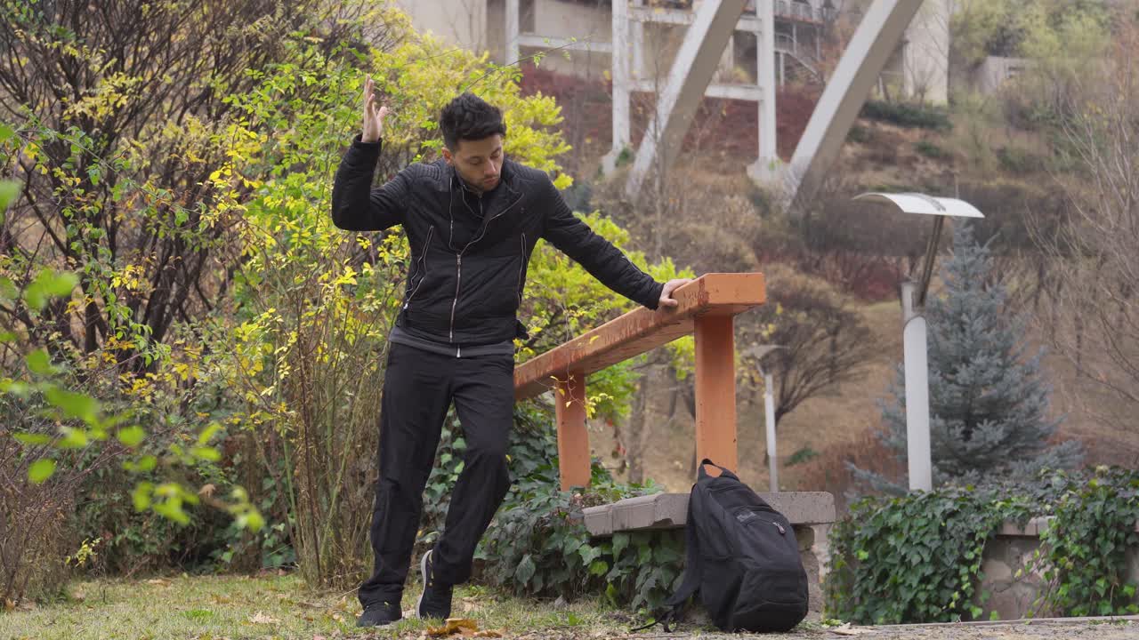 슬픈 외로운 젊은이가 야외에서 자신에게 화를 내고 있습니다.