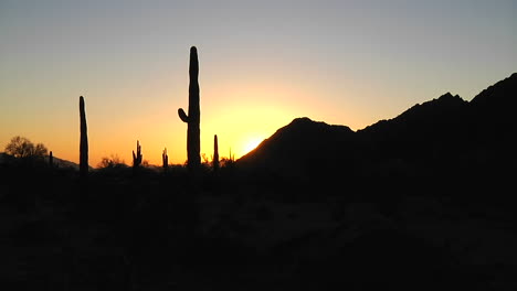 lapso de tiempo de la puesta de sol en una escena del desierto
