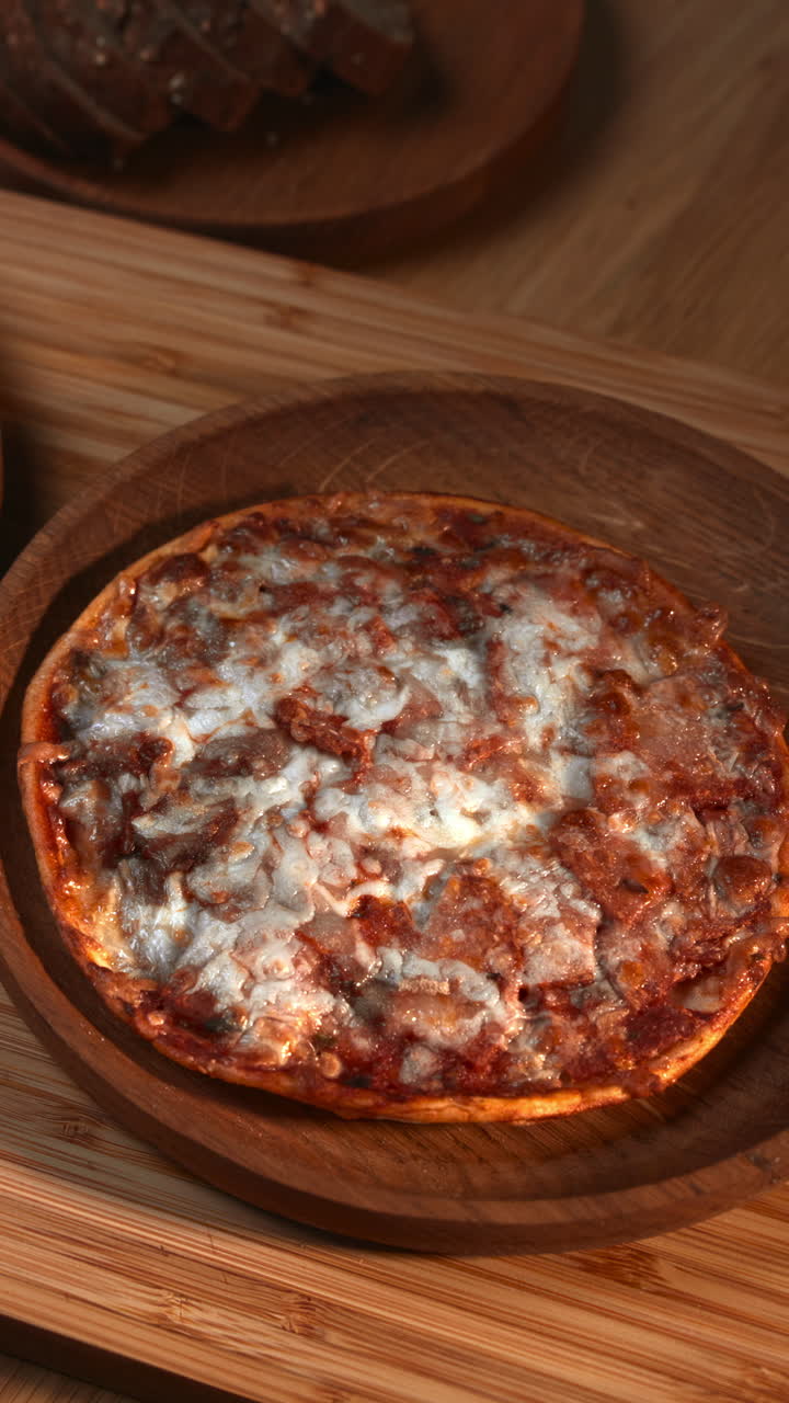 Mini pizza deliziose con formaggio fuso servite su piatti di legno