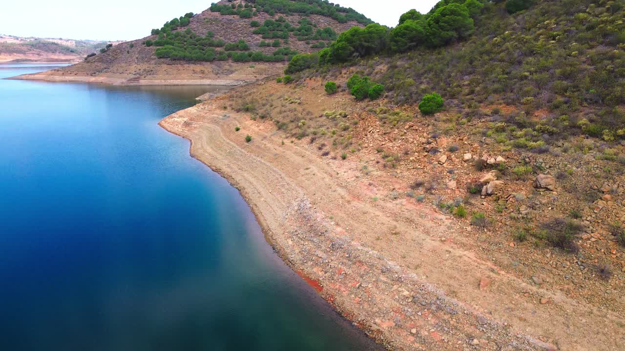 vista aérea del río del dragón azul, portugal, 4k
