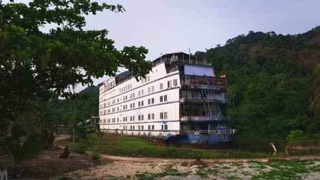 Riesiges-Kreuzfahrtschiff-In-Der-Dschungellagune,-Bekannt-Als-Geisterschiff-Von-Koh-Chang