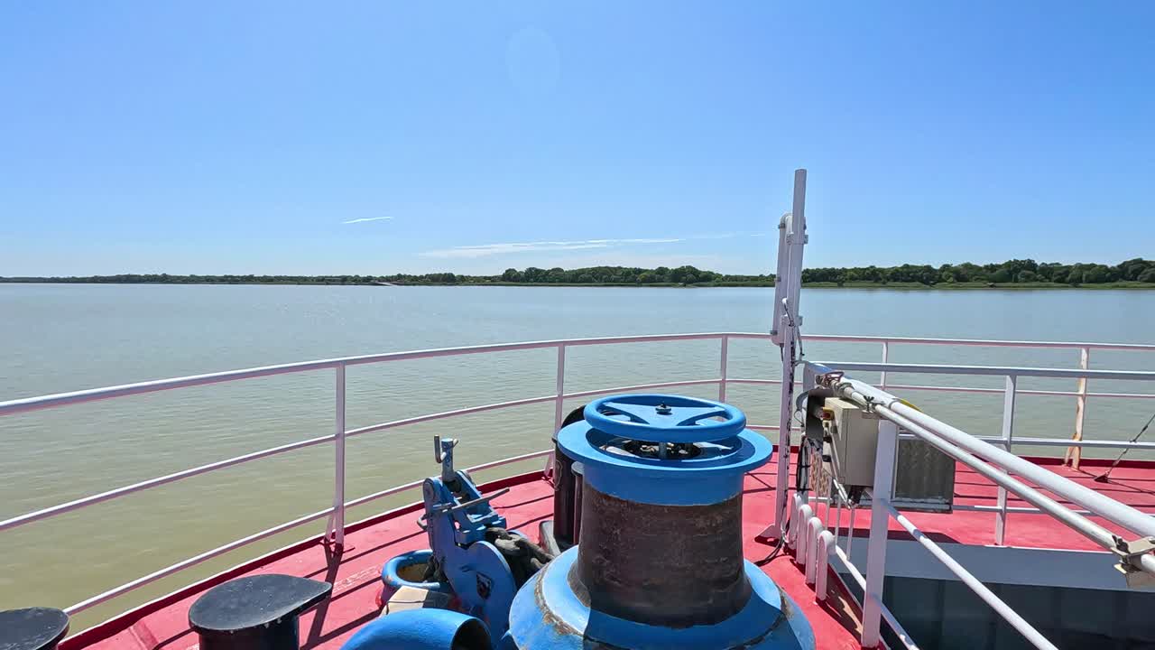 barco viaja en el río tranquilo en blaye, francia