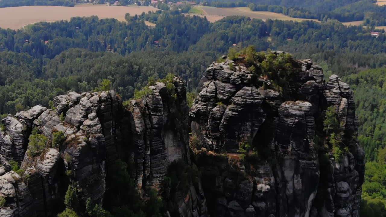 vista aérea de la suiza sajona schrammstein aussicht, bad schandau, alemania