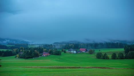 Zeitraffer-Einer-Niedrigen-Wolke,-Die-Sich-über-Eine-Kleine-Siedlung-Auf-Dem-Land-Bewegt