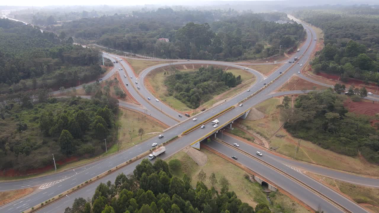 intercambio moderno en la autopista de circunvalación del sur de nairobi en kenia, vista aérea