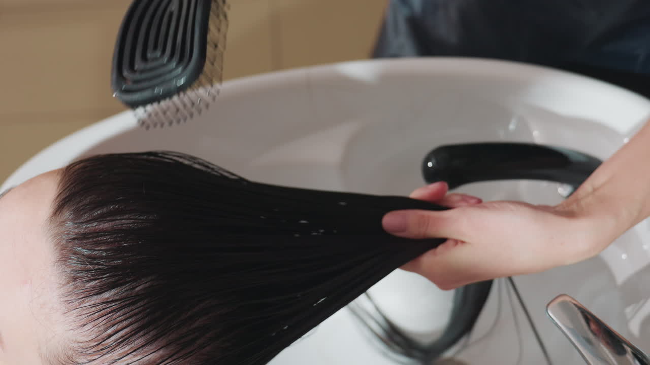 부드럽게 엉킨 머리를 풀어주고, 편안하게 시술받는 고객의 섬세한 머리를 빗질하며, 미용실에서 젖은 머리를 부드럽게 풀어주고, 스타일리스트가 미용실에서 고객의 젖은 머리를 조심스럽고 부드럽게 관리해요.