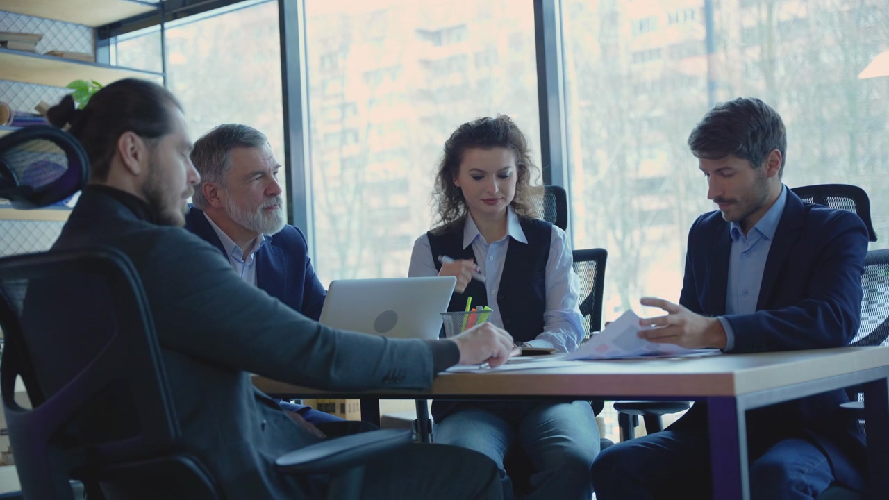 Un equipo de negocios diverso colaborando en una reunión de oficina moderna