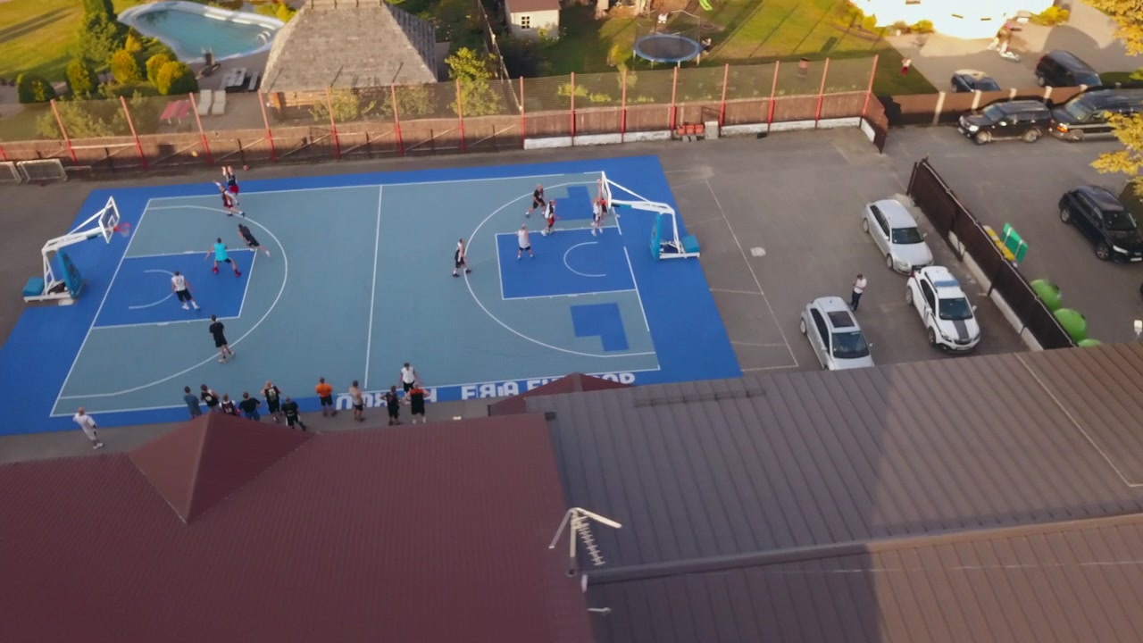 Basketballbane ovenfra, drone 4k