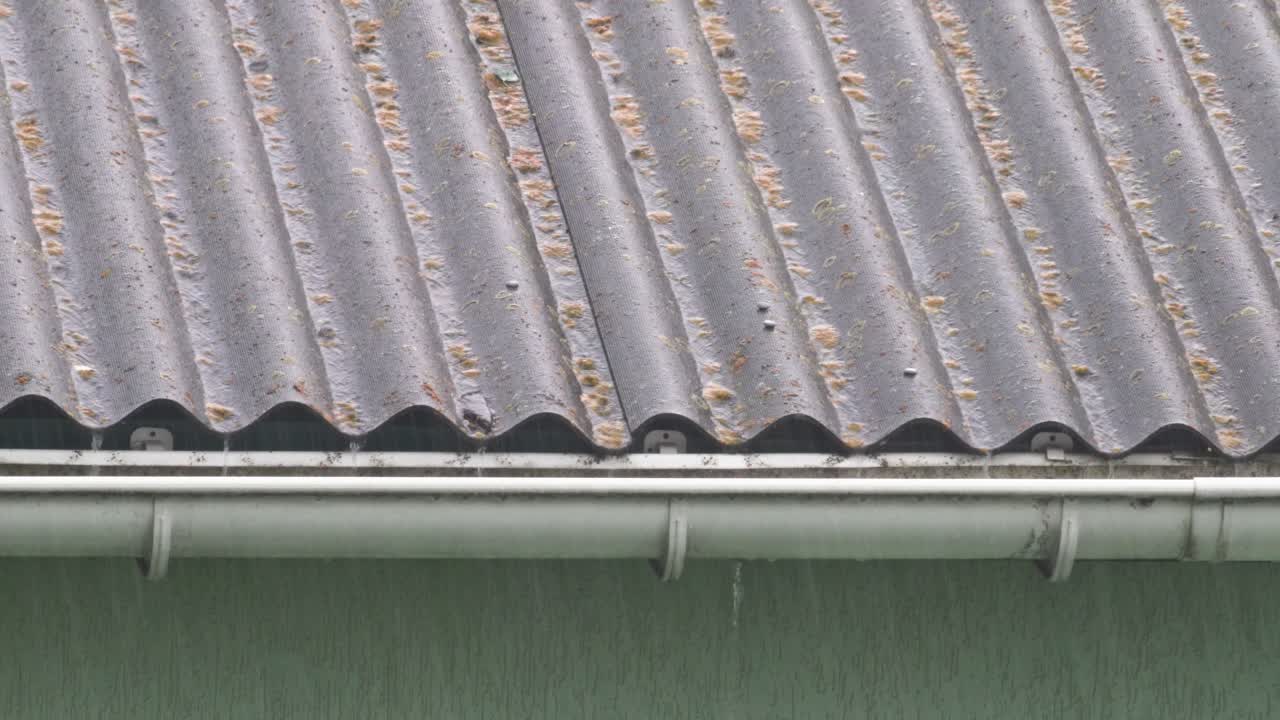 Roof with corrugated metal sheets and drainage system in a rainy weather