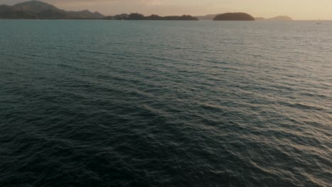 Vista-Aérea-De-Drones-Del-Paisaje-Marino-Azul-Profundo-En-Costa-Rica,-América-Central