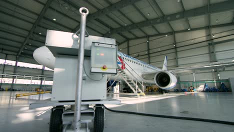 mantenimiento de aviones en un hangar