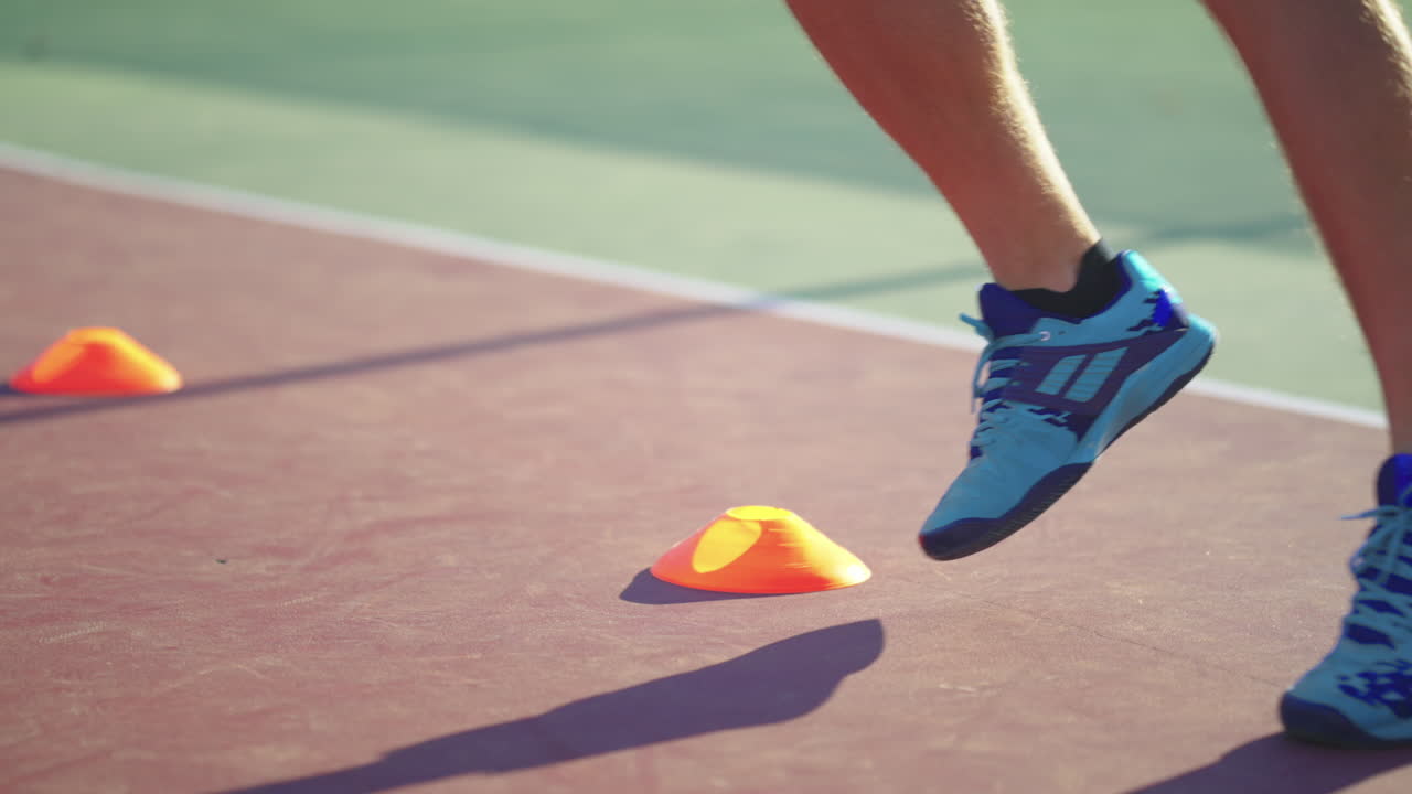 테니스 선수 는 코너 를 사용 하여 코트 에서 훈련 한다