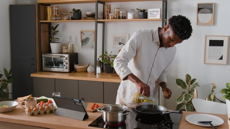 Uomo che cucina in cucina a casa