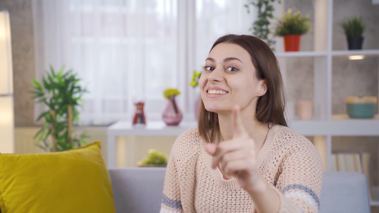 una mujer joven creativa e inteligente sentada en casa y con una nueva idea genial.