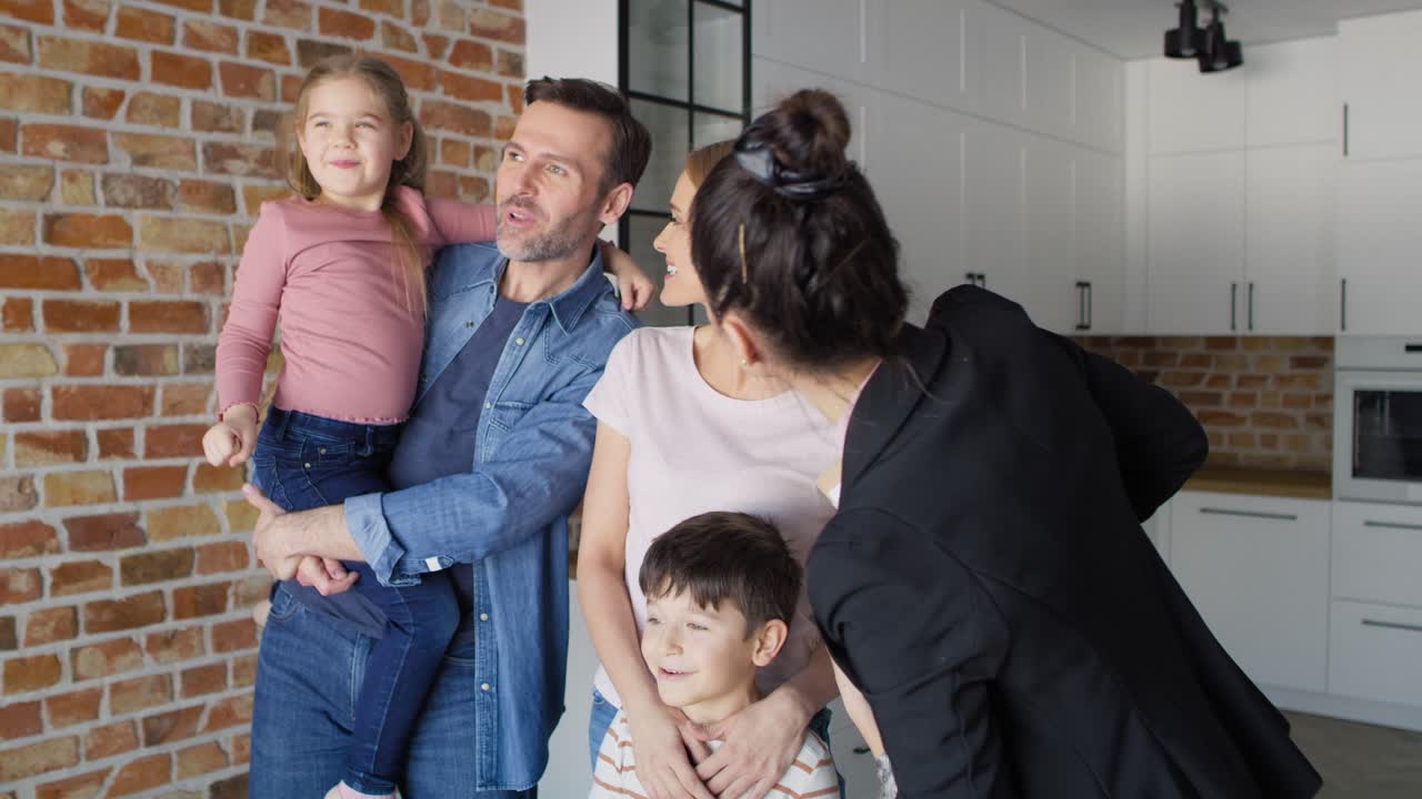 video de un agente inmobiliario mostrando a la familia un nuevo hogar