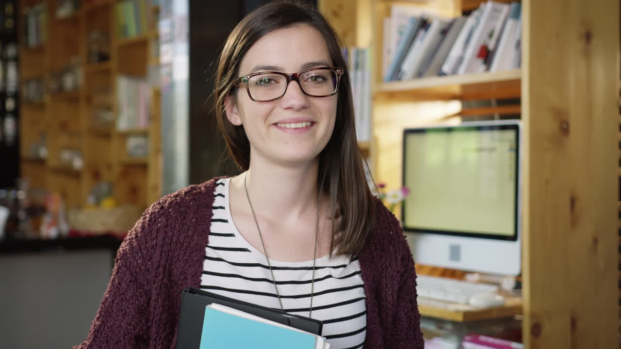 mujer sonriente con carpetas en acogedor