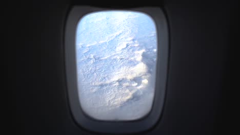 Blick-Aus-Einem-Flugzeugfenster,-Während-Man-über-Die-Arktis-Fliegt