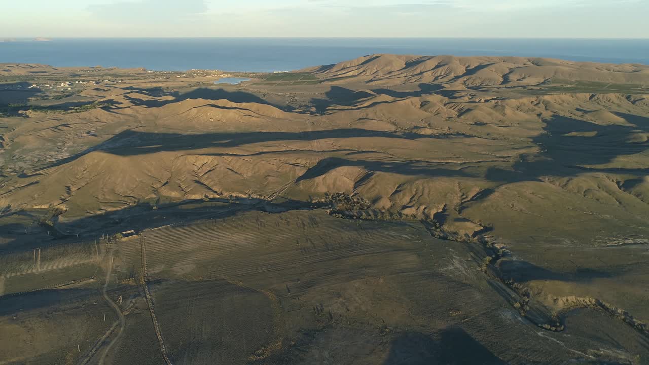 vista aérea de un paisaje costero montañoso con viñedos