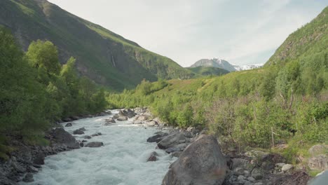 Vista-De-Los-Rápidos-Espumosos-Sobre-Las-Rocas-En-La-Caminata-Por-La-Montaña-Del-Bosque-En-Lyngsdalen,-Noruega