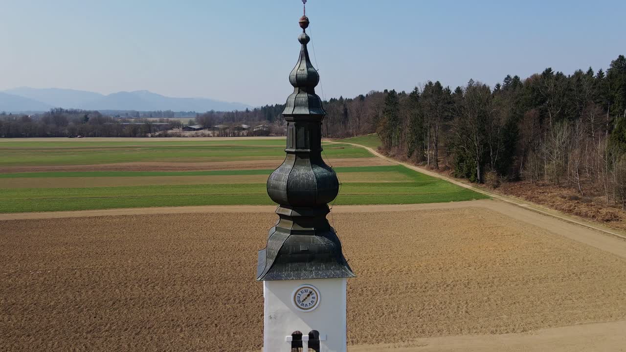 dron girando la iglesia de san jacobo - una vista panorámica del campo de hraše