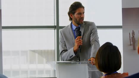 orador caucásico hablando en el seminario de negocios 4k