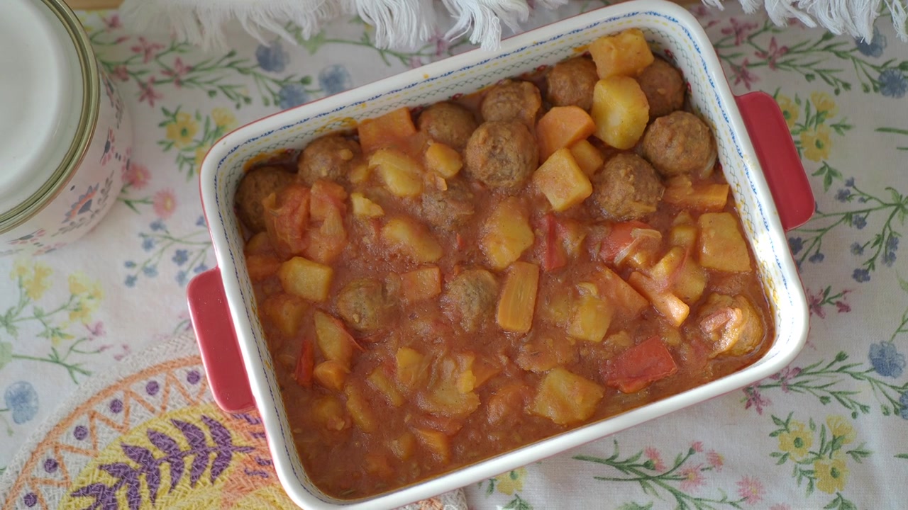Ragoût de boulettes de viande et de légumes fait maison dans un plat de cuisson en céramique