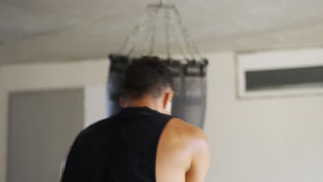 El-Hombre-Entrenando-Con-Bolsa-De-Boxeo-En-El-Gimnasio-De-La-Zona-De-Estacionamiento