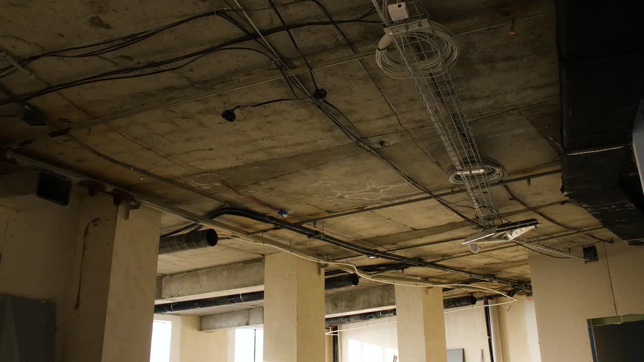 Costruzione interna incompiuta con infrastrutture a vista