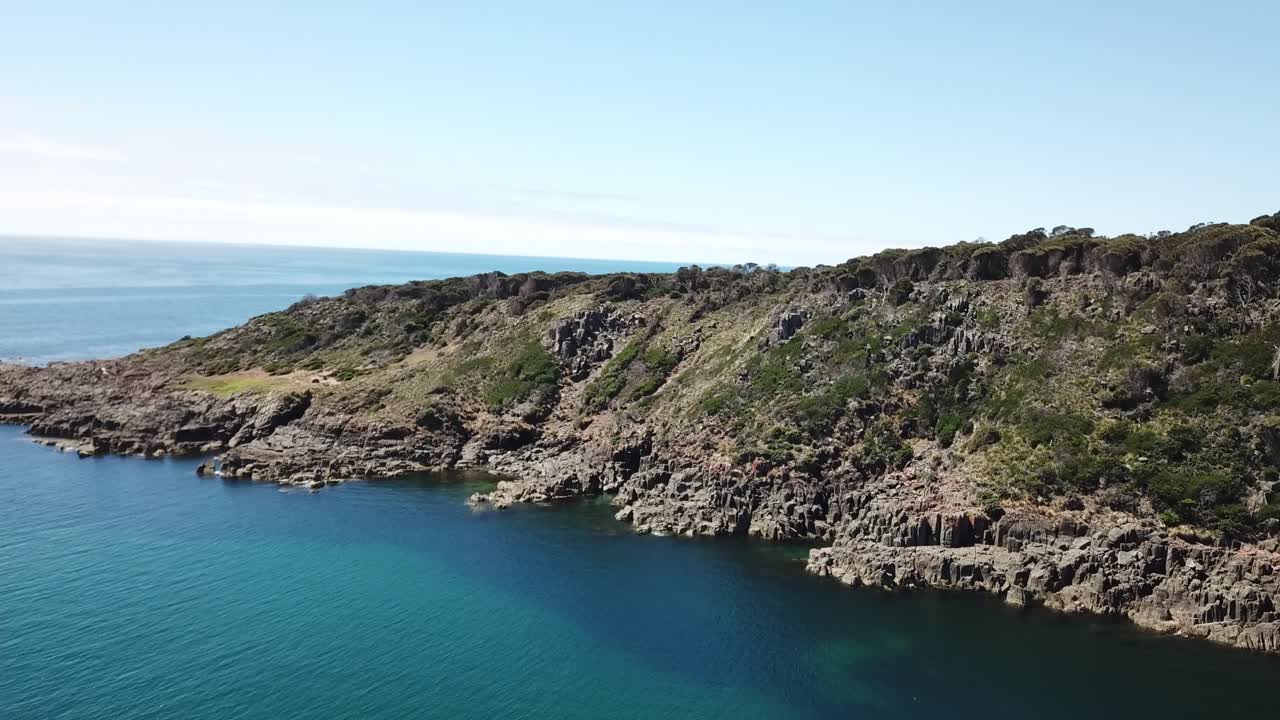 antena de drones sobre agua azul tropical y pan de playa hacia abajo