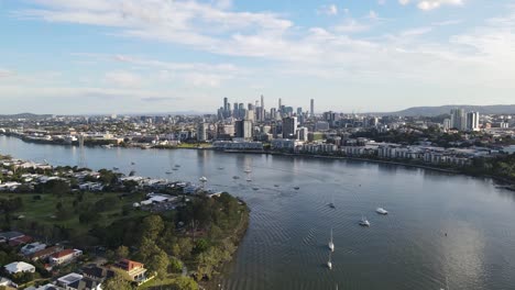 Veleros-Anclados-En-El-Río-Brisbane-Cerca-Del-Parque-Vic-Lucas-Con-El-Suburbio-De-Newstead-Al-Fondo-En-Qld,-Australia