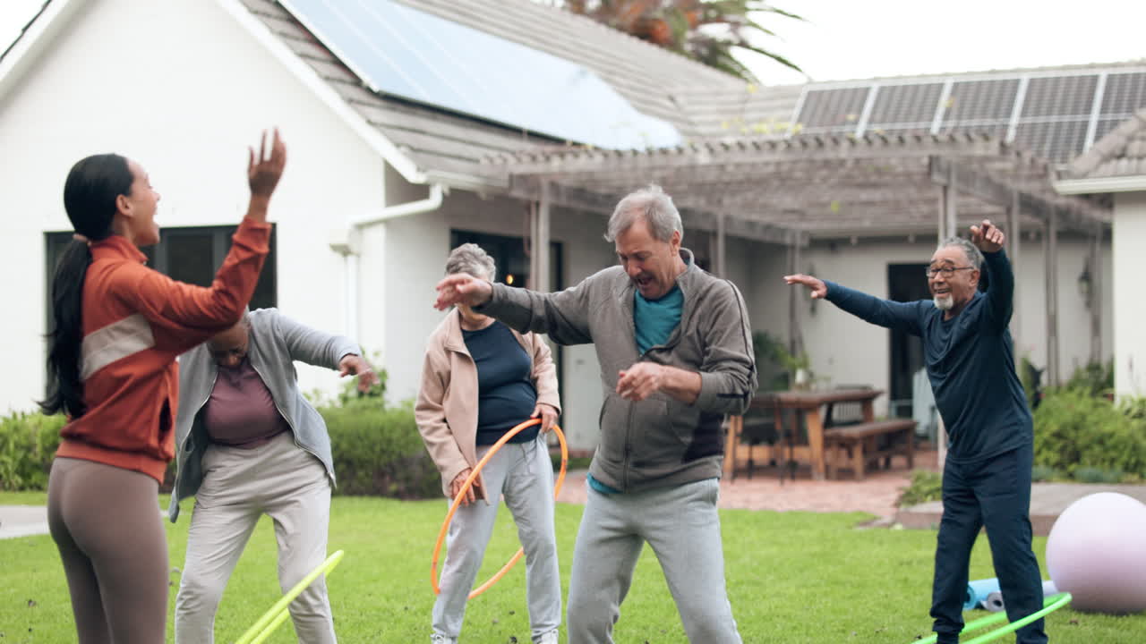 clase, fisioterapia y diversión con personas mayores