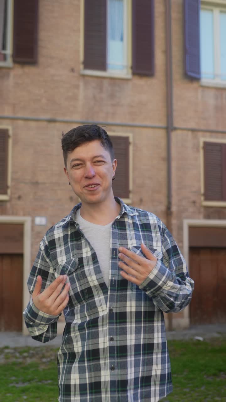 오래된 유럽 건물 앞에 미소 짓는 남자