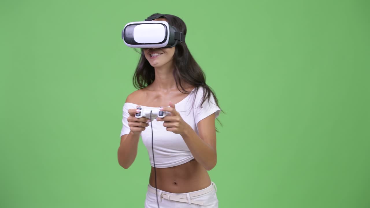 Felice giovane donna multietnica che gioca con un visore per la realtà virtuale
