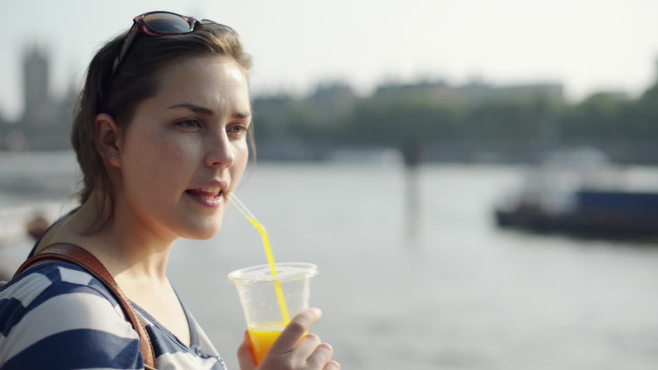 런던을 바라보며 휴식을 취하는 젊은 여성