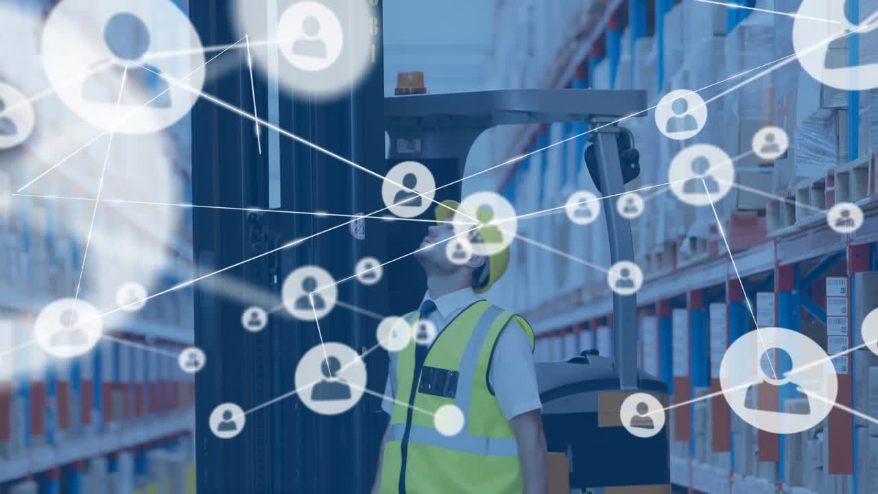 Animazione di una rete di connessioni con icone su un uomo che lavora in un magazzino