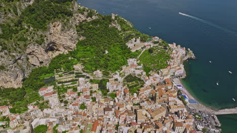 Vista-Panorámica-Aérea-V12-De-Amalfi,-Italia,-Sobrevuelo-Con-Drones-Sobre-El-Encantador-Centro-De-La-Ciudad,-Las-Pintorescas-Villas-Frente-Al-Mar,-Terrazas-En-Las-Laderas-Y-Vistas-Panorámicas-Al-Mar,-Filmadas-Con-Mavic-3-Cine,-Mayo-De-2023