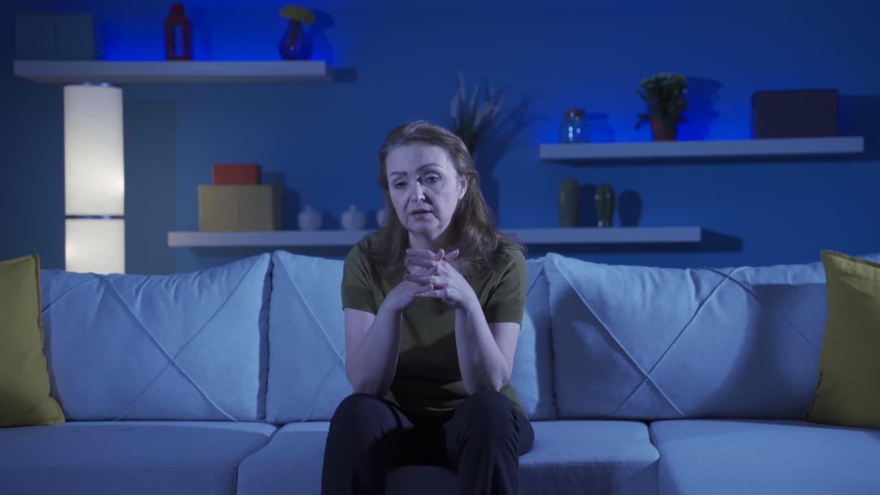 una mujer deprimida hablando a la cámara.