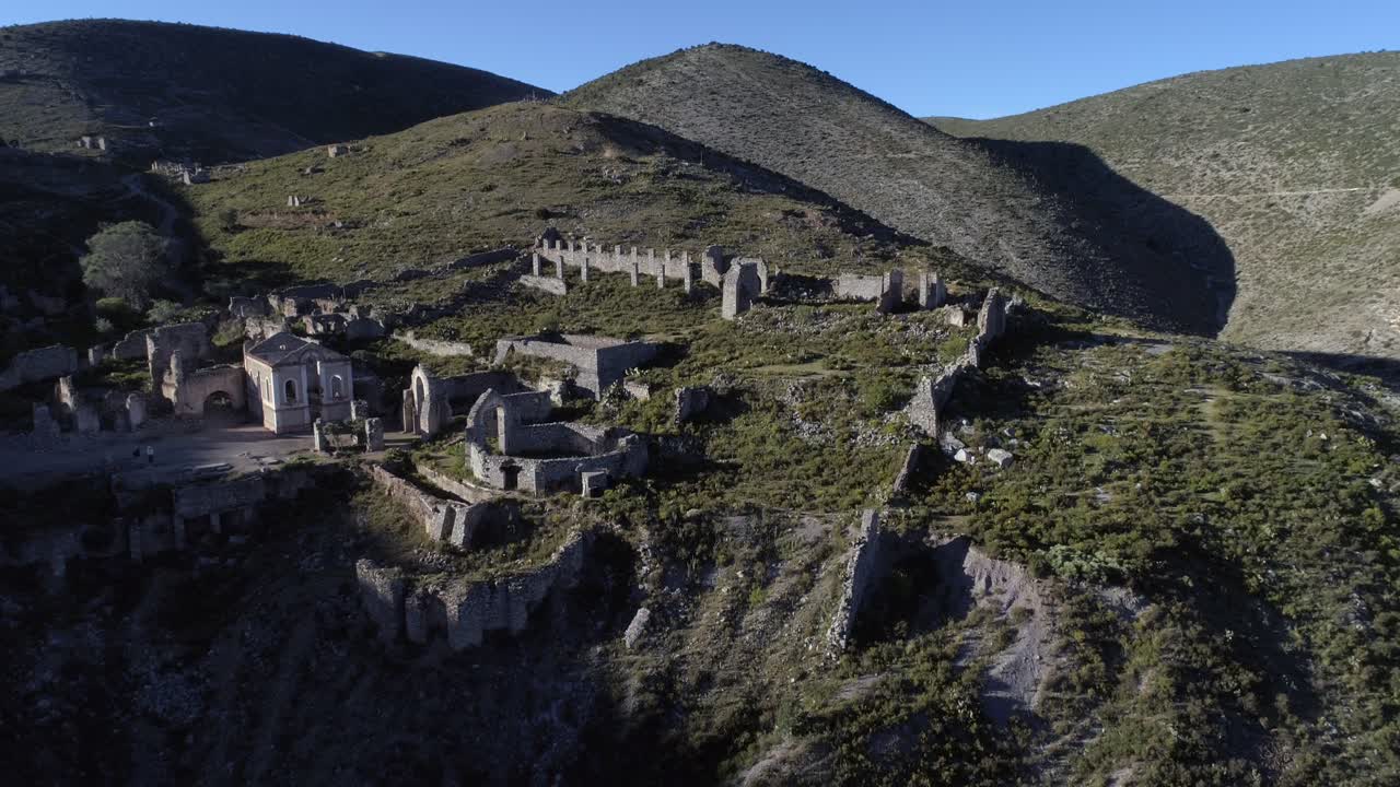 멕시코 산 루이스 포토시 레알 데 카토르세에 있는 푸에블로 판타스마의 공중 드론 샷