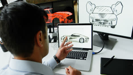 diseñador de coches usando una tableta digital de vidrio en el escritorio 4k