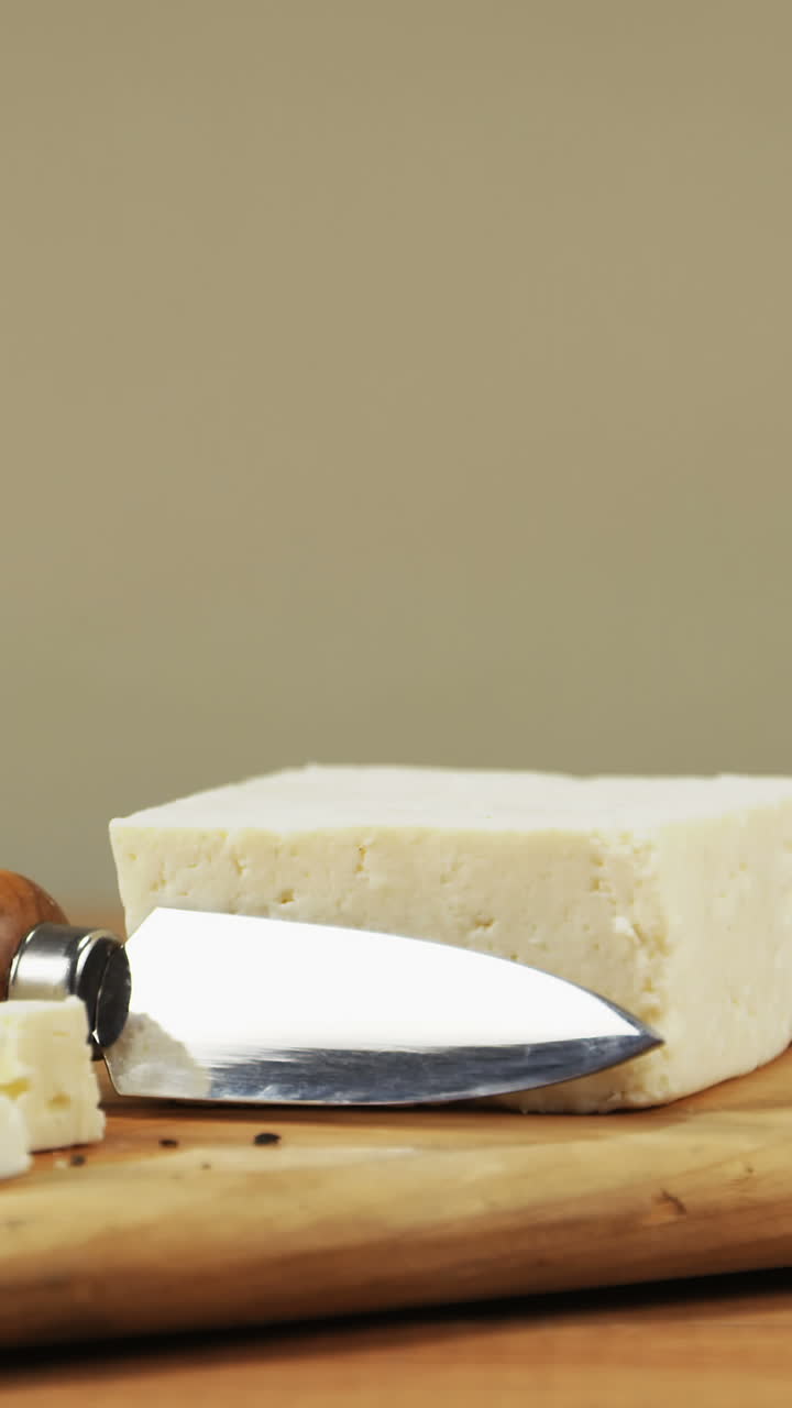 rebanadas de queso con cuchillo