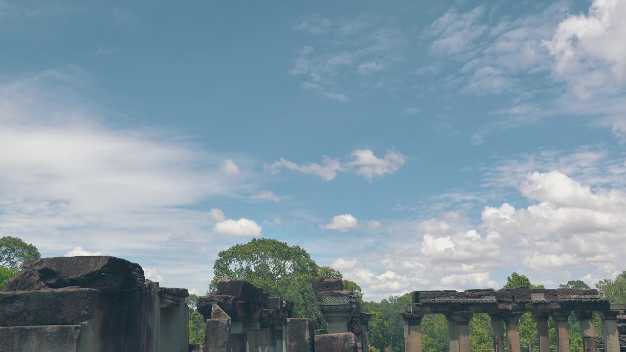 nubes sobre un templo antiguo