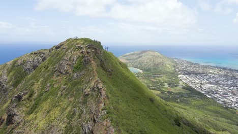 Bergkette-Auf-Einer-Tropischen-Insel-Mit-Meerwasser-Im-Hintergrund-Und-Einer-Halbinsel