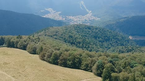 Vista-Aérea-De-La-Ciudad-De-Azuga-Cerca-De-Brasov